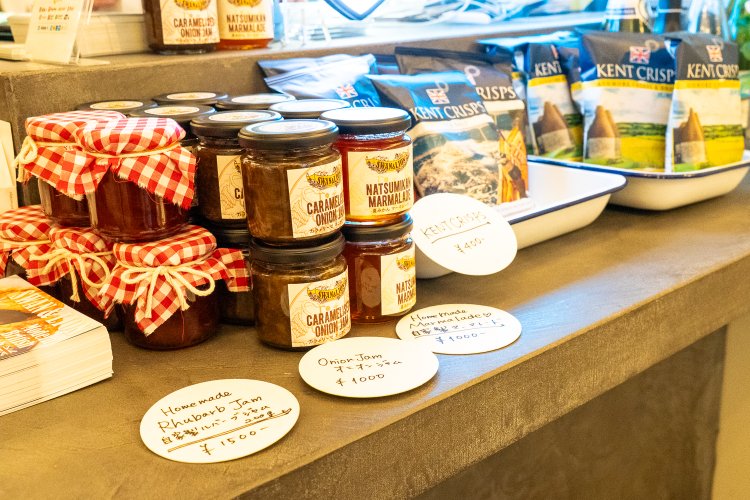 季節の果物を使った自家製ジャムも販売中。
