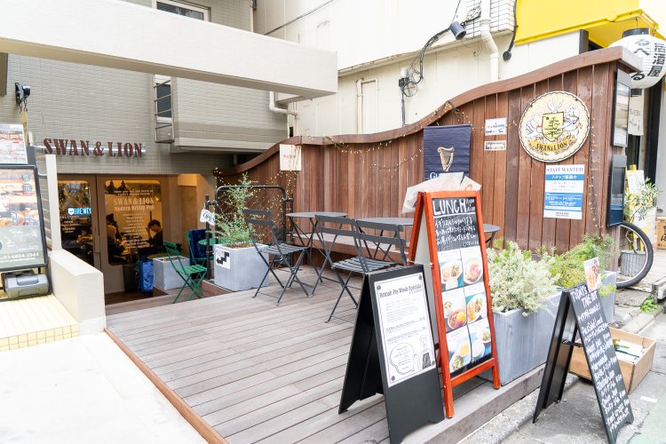 目黒銀座商店街の通りに面している。