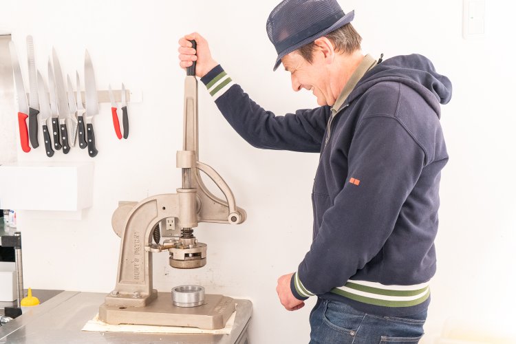 パイ生地をカップ状にするパイ製造機を手にするイアンさん。イギリスから取り寄せた。