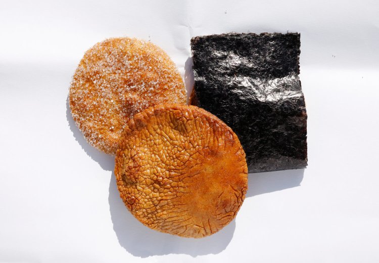 右から時計回りに、海苔付き87円、堅焼き112円、ざらめ84円。