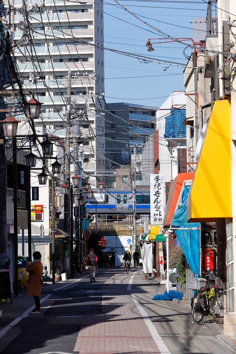 個人店が並んでいる。商店街のある通り沿いには小学校もあり、ほのぼのした雰囲気。