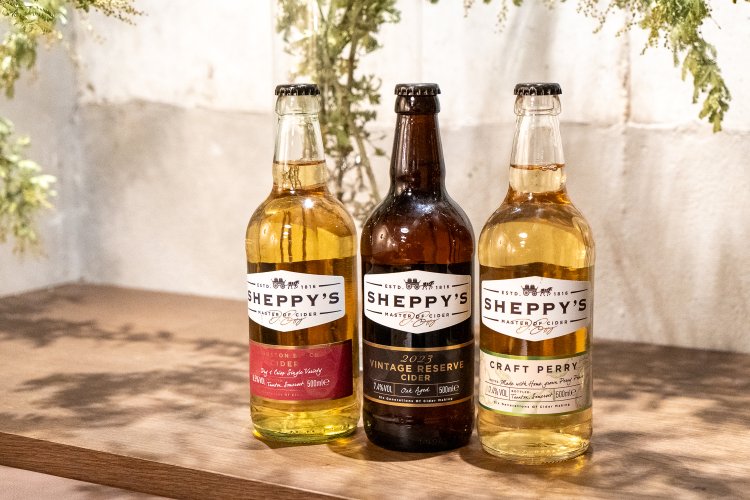 イギリス伝統のりんごのお酒、シェピーズのサイダーは1450円。どの種類が飲めるかは、当日の在庫次第だ。