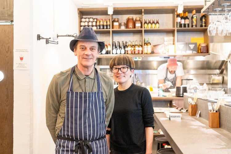 オーナーのイアン・ギビンスさんと山本貴緒さん。