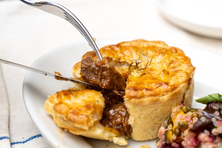 この日食べたミートパイ。中からフィリングがとろーり。