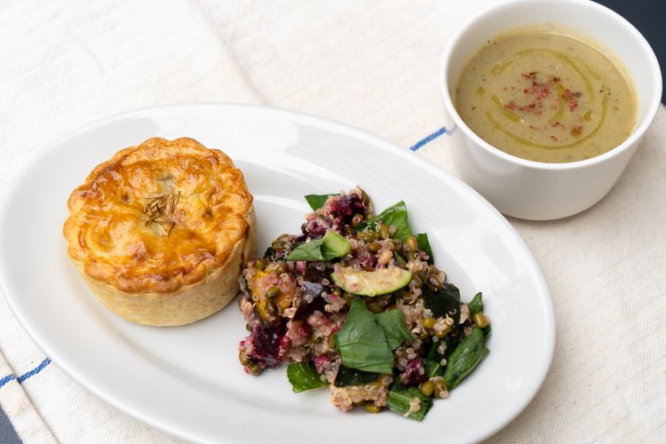 いろいろな野菜が食べられるサラダ。暖かい時期はスープの代わりにもう1種類サラダを付けている。