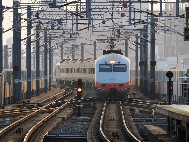 高架の台中駅へ進入する自強（Tze-Chiang）号。高架駅は3面5線となっている。