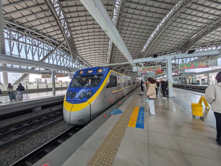 高架ホームは開放的な大屋根に覆われている。