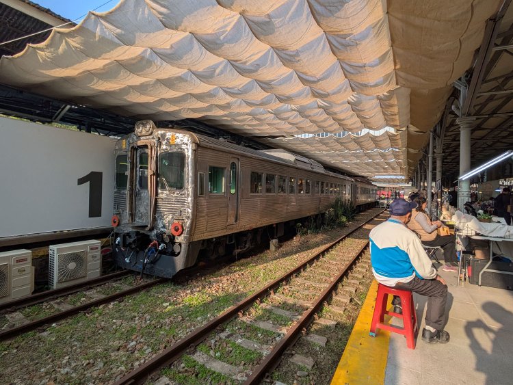 DR2700は２両が保存されている。こちら側の正面顔は無塗装だがちょっとボコボコ。右のホームでフリーマーケットが開催されていた。