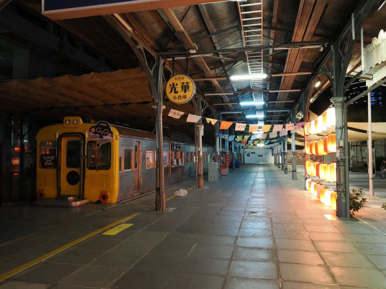 営業時間が過ぎたのでDR2700のあかりが消されているが、営業時間中は台鉄グッズとアクセサリーショップとなっている。