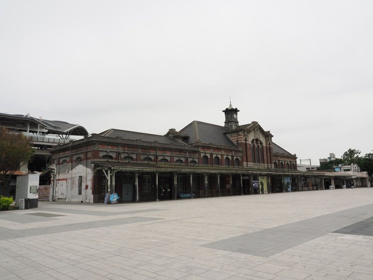 駅舎左手から見る。平屋建て部分が連続している。事務所などがあったのだろう。壁面が一部白いのは何かの建物を増設していた跡。