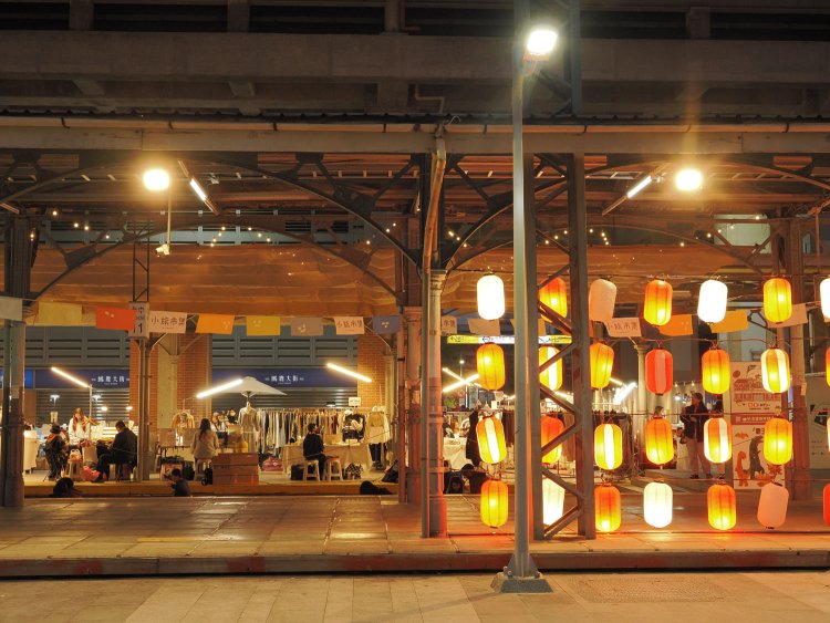 台中駅鉄道文化園区として整備された旧台中駅は、夜となれば暖かい灯りに包まれる。ホームには提灯が掲げられ、線路はベンチとなって人々は思い思いのスタイルで過ごし、小舞台では生演奏も行われている。