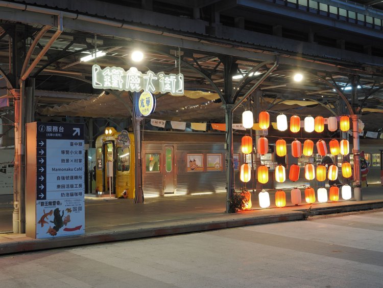 駅前広場から旧ホームを見る。地上の時代は建物などで遮られていただろうが、現在は自由に行き来できる空間となった。戦前から残るホーム屋根の鉄骨ラインが美しく、その先にはDR2700車両が停車している。