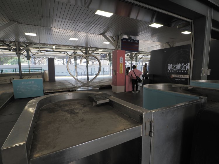 駅舎内の改札ラッチ跡。現役当時のままである。