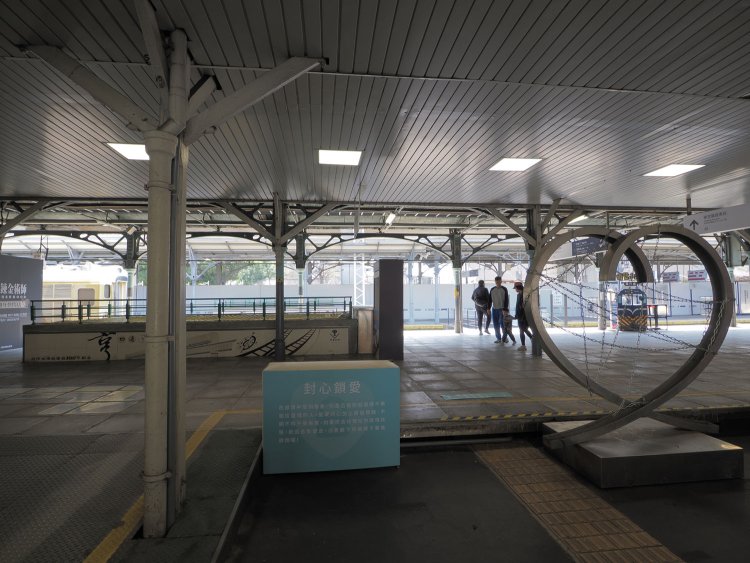 ラッチからホームを望む。今にも列車が進入してきそうな雰囲気が残っている。