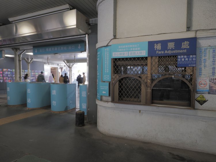 改札口と窓口。写っていないが、この右手に出札窓口と時刻表などがある。