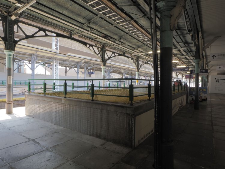 ラッチを通った先は向かいのホーム（旧下りホーム）へと連絡していた地下道があった。