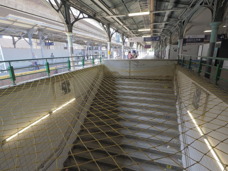 残念ながら地下道は閉鎖されていたが階段は残っている。