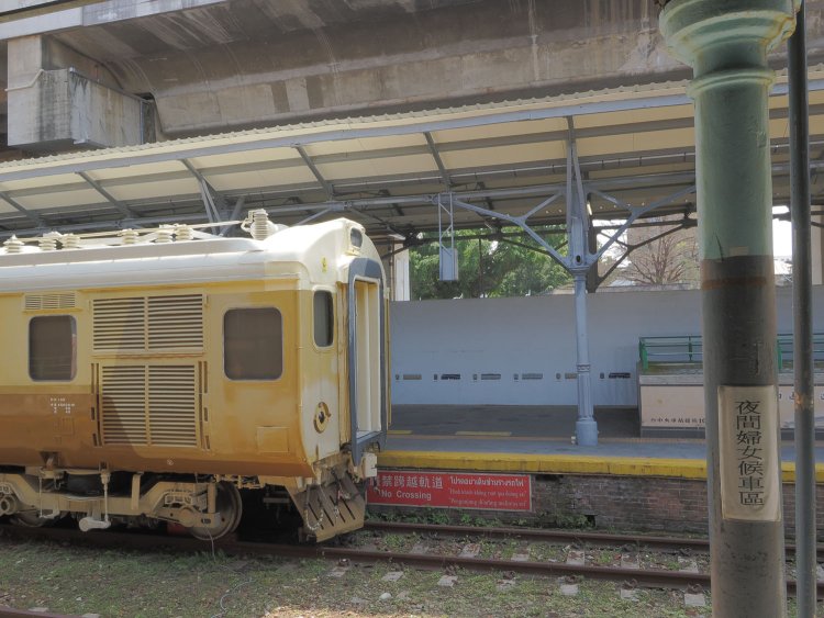 EMU100自強号と鉄製の柱。いま駅へ停車するシーンに見えてくる。