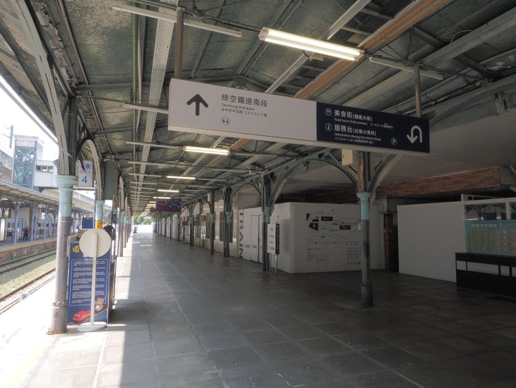 ホーム屋根は現役当時の状態のまま保存されている。鉄製の柱と梁が美しい。