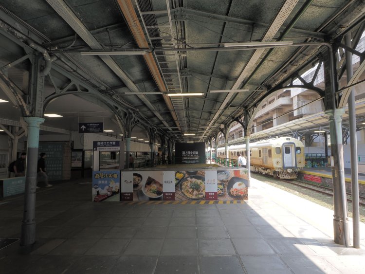 駅舎側の第一月台と呼ばれるホームからEMU100を望む。地下通路は閉鎖されて食事処の広告が掲げられていた。