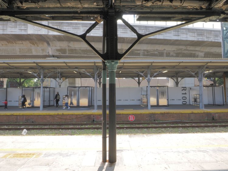 ホーム鉄製の柱と梁。柱には装飾が施され、一本ずつ観察しても飽きない。