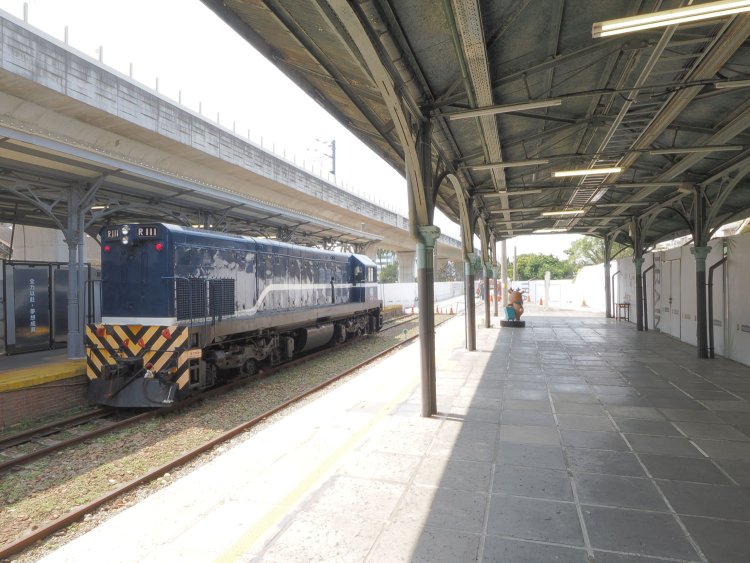 R111と第一月台ホーム。この先が遊歩道「緑空鉄道1908」。