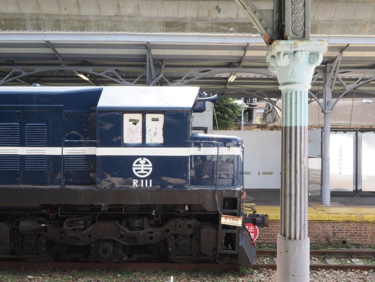 柱とR111ディーゼル機関車。このシーンも列車が到着したような錯覚となる。機関車は旧カラーで、急行列車「莒光号」を牽引していた。