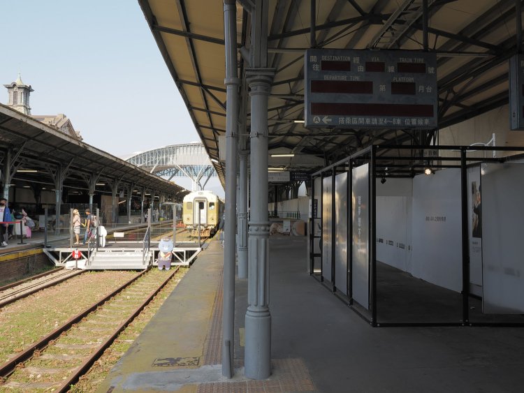 第二月台ホームに残っている列車表示器。こちらのホームも装飾が施された鉄製の柱である。