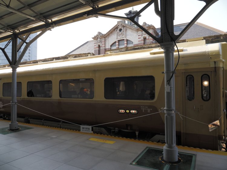 EMU100の背後は駅舎の尖塔が望めた。つい10数年前まではこの光景が当たり前だった。