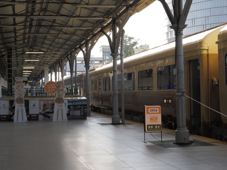 EMU100はカフェと台鉄模型ショップとなっている。