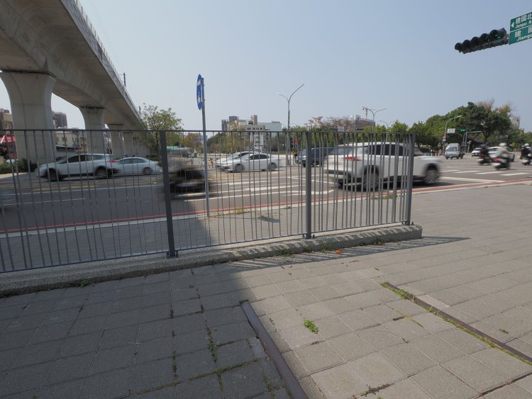 緑空鉄道1908の終点。交通量の多い國光路の手前でプツっと途切れている。路面電車のような終端であるが、これも演出だと思われる。