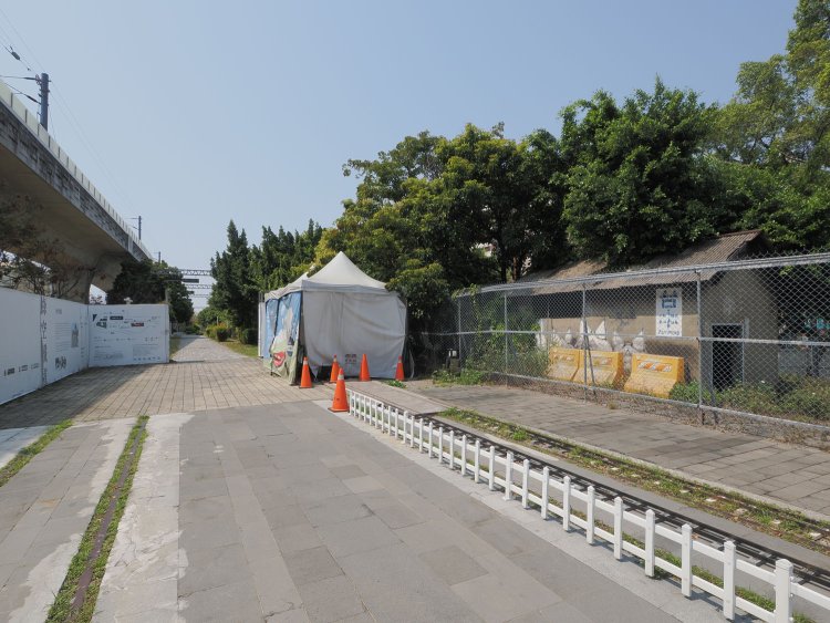 緑空鉄道1908のスタート。左は旧下り線、右が旧上り線の線路であった。