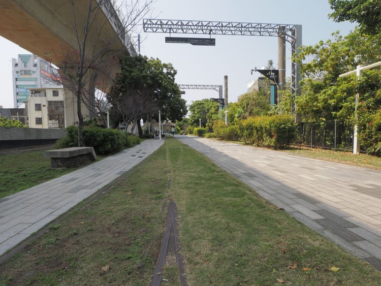 ほどなくしてレールが芝生となった。分岐ポイントも撤去せずそのまま遺している。