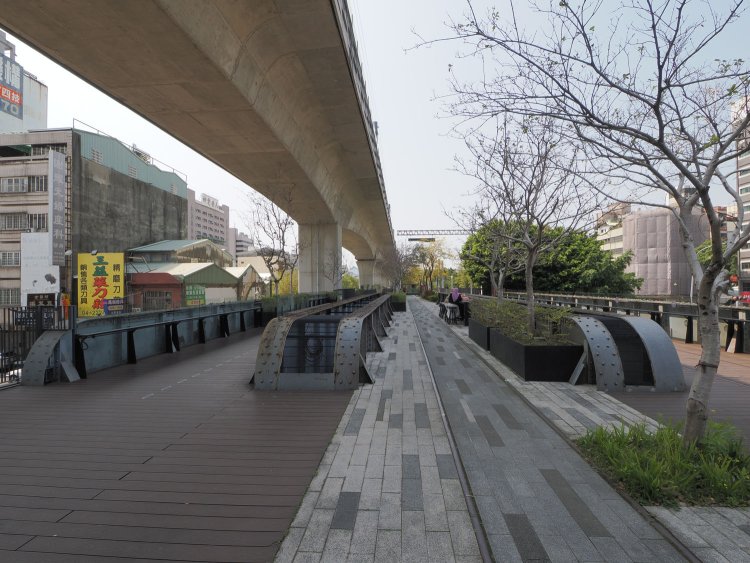 台中路を跨ぐ下路式プレートガーダー。3線分ある。たしか一番左が下り本線、真ん中が中線、右が上り本線だった。