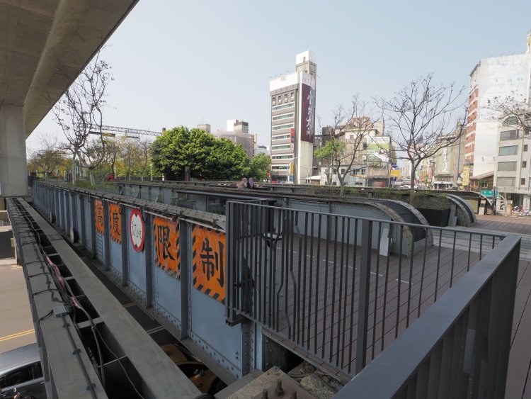 橋梁の表記は現役当時のまま。道路から見れば列車が来るのではと思ってしまうだろう。