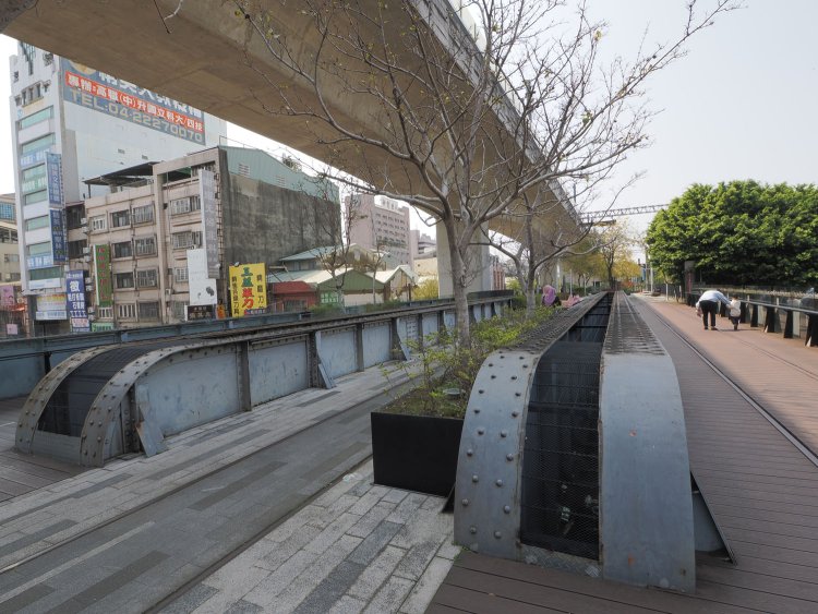 橋梁には植栽やベンチがある。単純な通路にしたわけではないことがわかる。