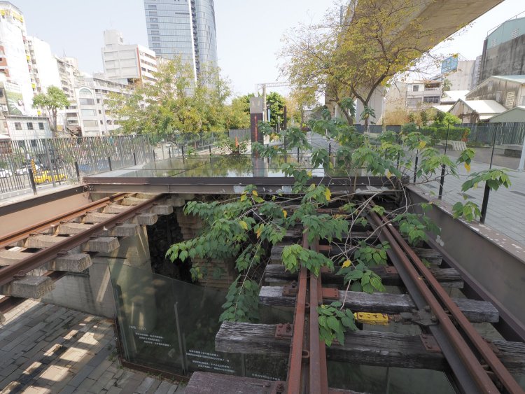 本来の橋ではないところで築堤がかき取られている。下は対岸へ渡る遊歩道となっていた。この下へ行くと……。