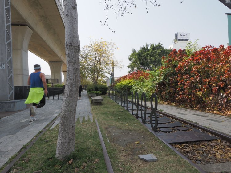 緑空鉄道1908のオブジェが面白い。この地点は“映え”スポットのようで、セルフィをがんばるカップルの姿が絶えなかった。