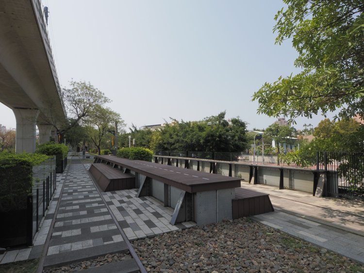 対面通行の「民生路」を渡る橋梁。ここもちょっと座れるようになっていた。