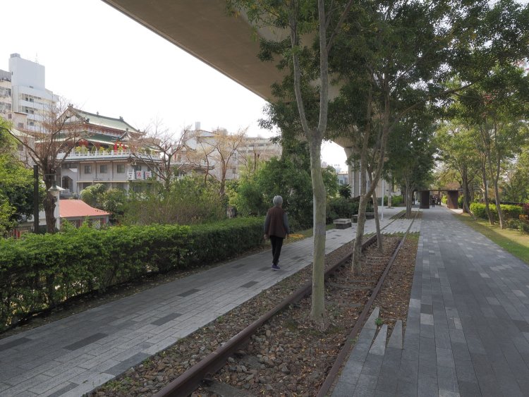 レールの中心部分にあえて木を植えるのが面白い。