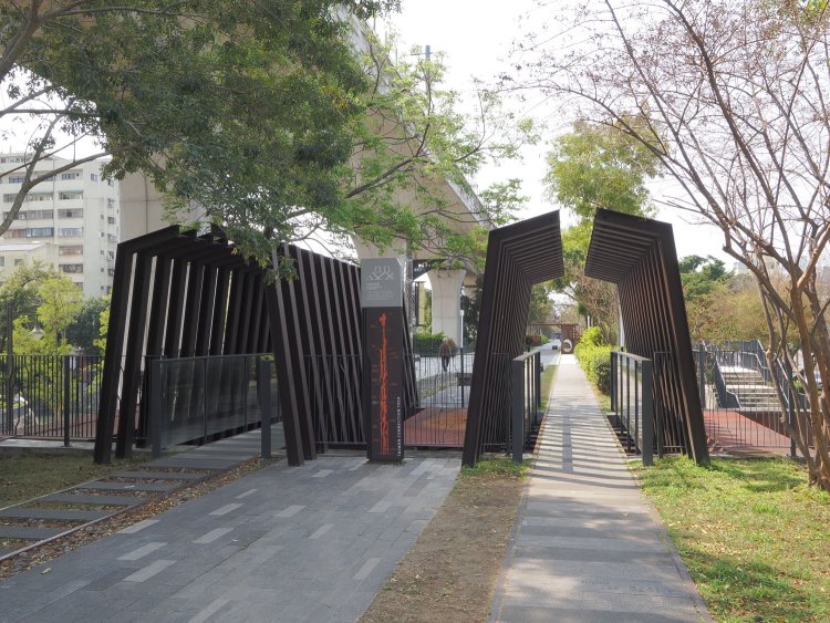 橋梁部分がアートの一部となっていた。トンネル風なのが面白い。