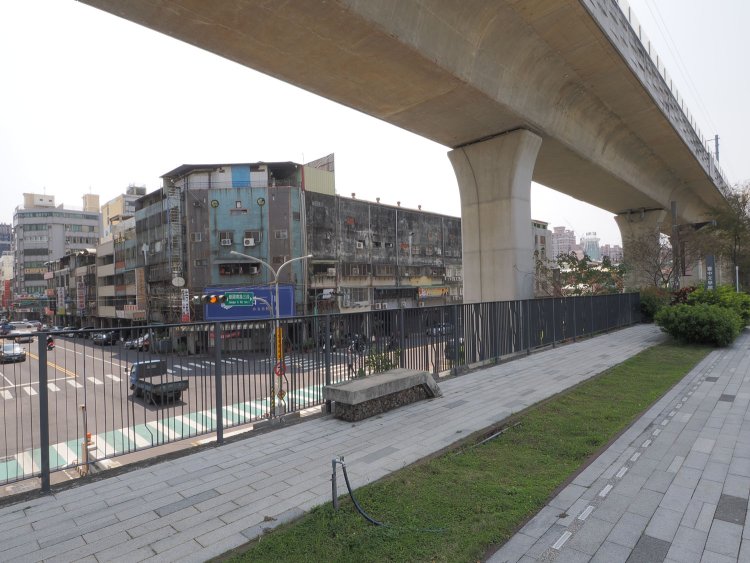 一段高い築堤なので、周囲の街を見ながら散策するのも楽しい。一瞬廃墟かと思うたたずまいだが、営業中のビルであった。