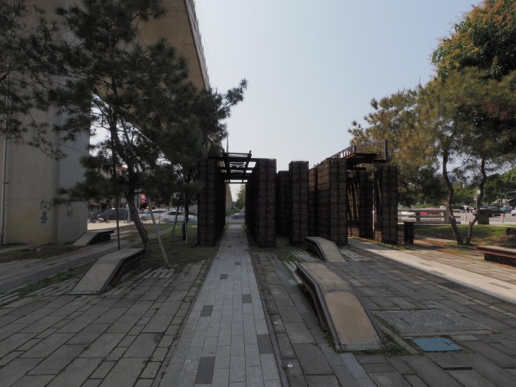 終点部分もアート作品に囲まれている。ゲートのような衝立？が目の前に。