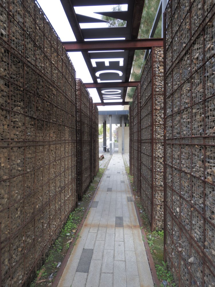 おそらく撤去したバラストだと思うが、無数の石が積まれているオブジェだった。