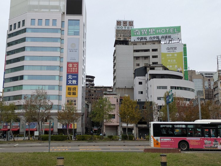 台中駅の広場から。ビルに挟まれてチラッと廃ビルが顔をのぞかせている。