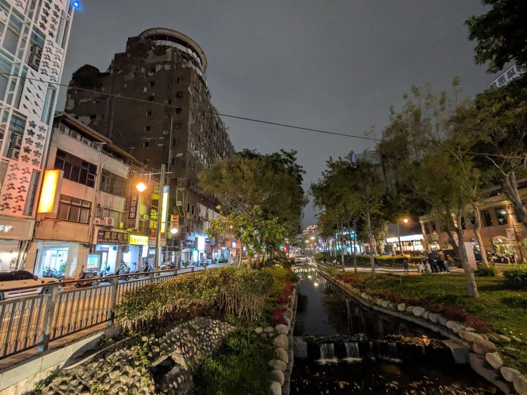 川を挟んでひときわ、千越大楼の暗い空間があった。