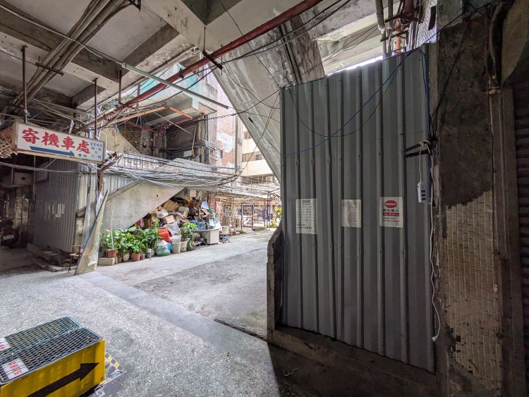 2023年以前はここがエントランスとなっていて、上階へ上がれたらしい。現在は厳重にバリケードがされており立入禁止だ。