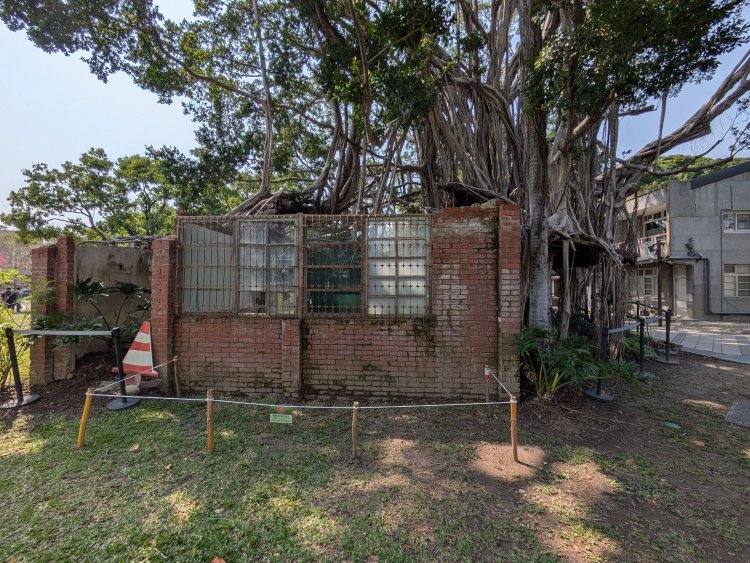 廃屋はレンガ積み。かなり古い家だったのかもしれない。これも官舎だったのか。