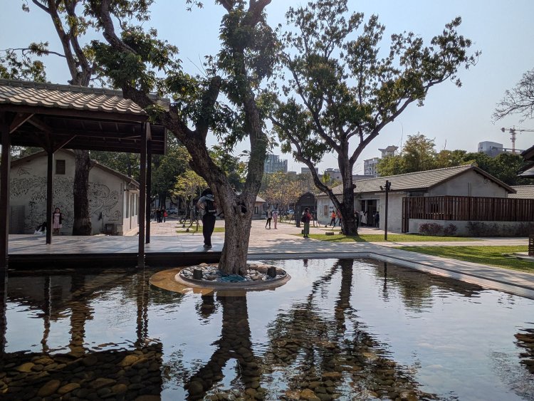 『国家漫画博物館』の入り口。刑務所官舎をリノベーションして漫画を紹介する施設となり、官舎の周りは公園となっている。