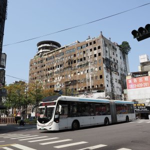 台中市の刑務所跡地の廃屋は木の根に飲み込まれ、廃ビルはまだ営業していた【台湾“廃”めぐり】